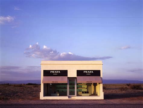 quadro con la scritta prada|Prada Marfa: il finto negozio disperso nel deserto .